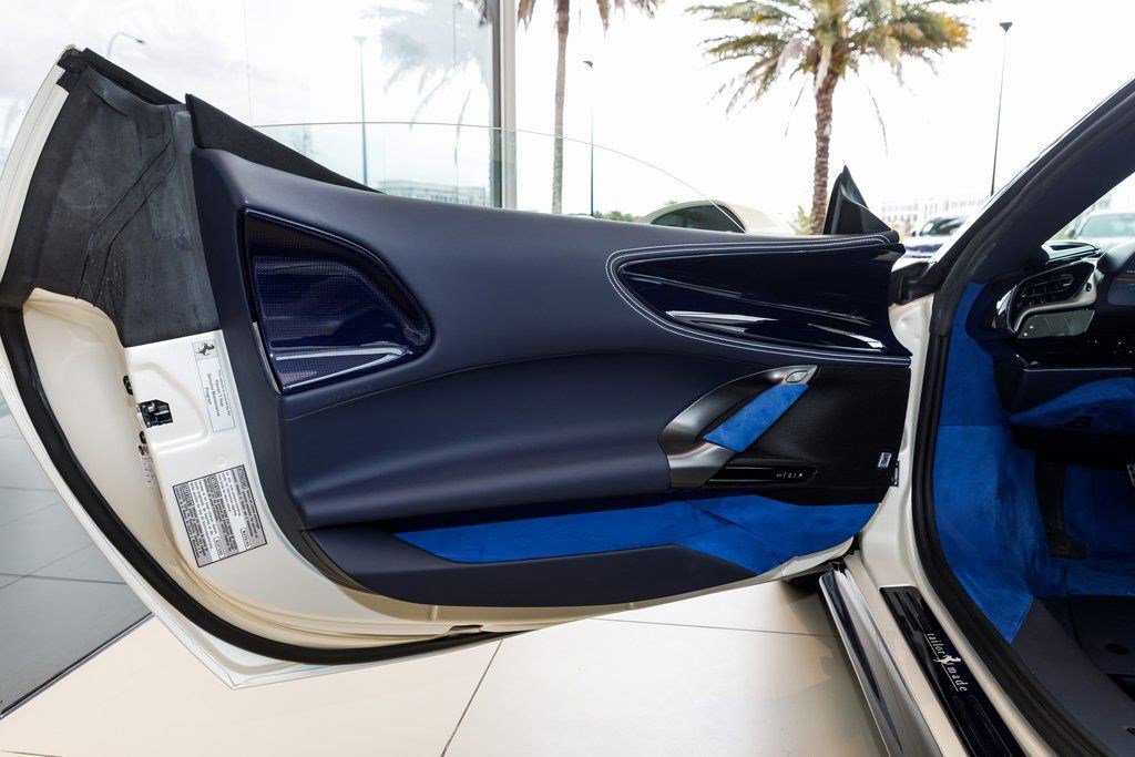 Used 2022 Ferrari SF90 Spider image 27