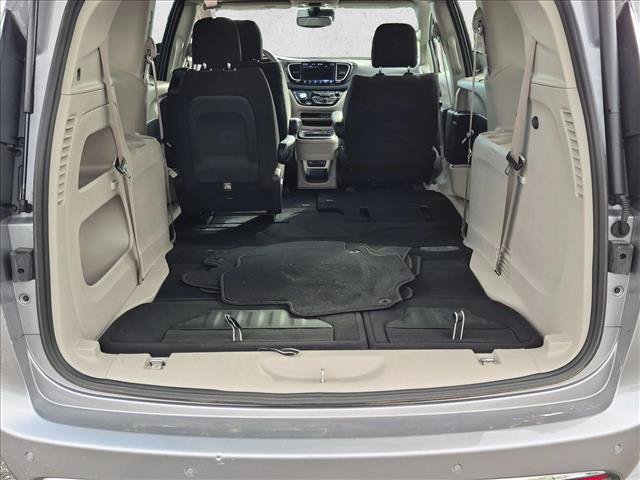 Used 2021 Chrysler Pacifica Touring w/ Cold Weather Group FWD image 5