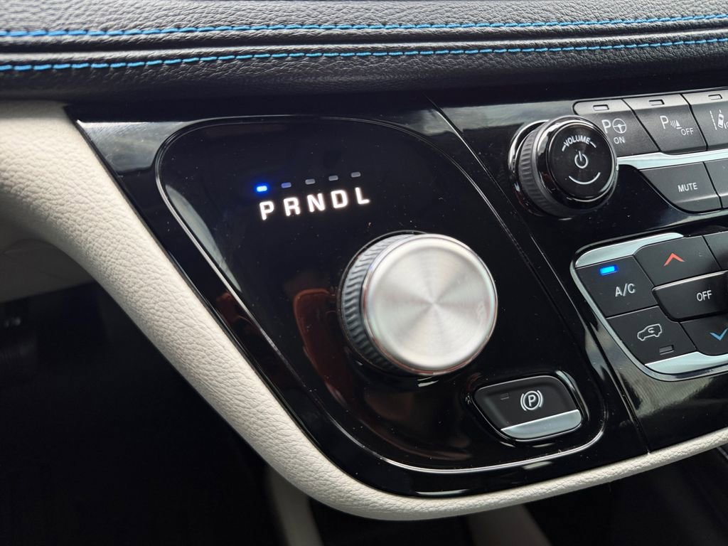 Used 2021 Chrysler Pacifica Touring-L w/ Uconnect Theater Family Group FWD image 15