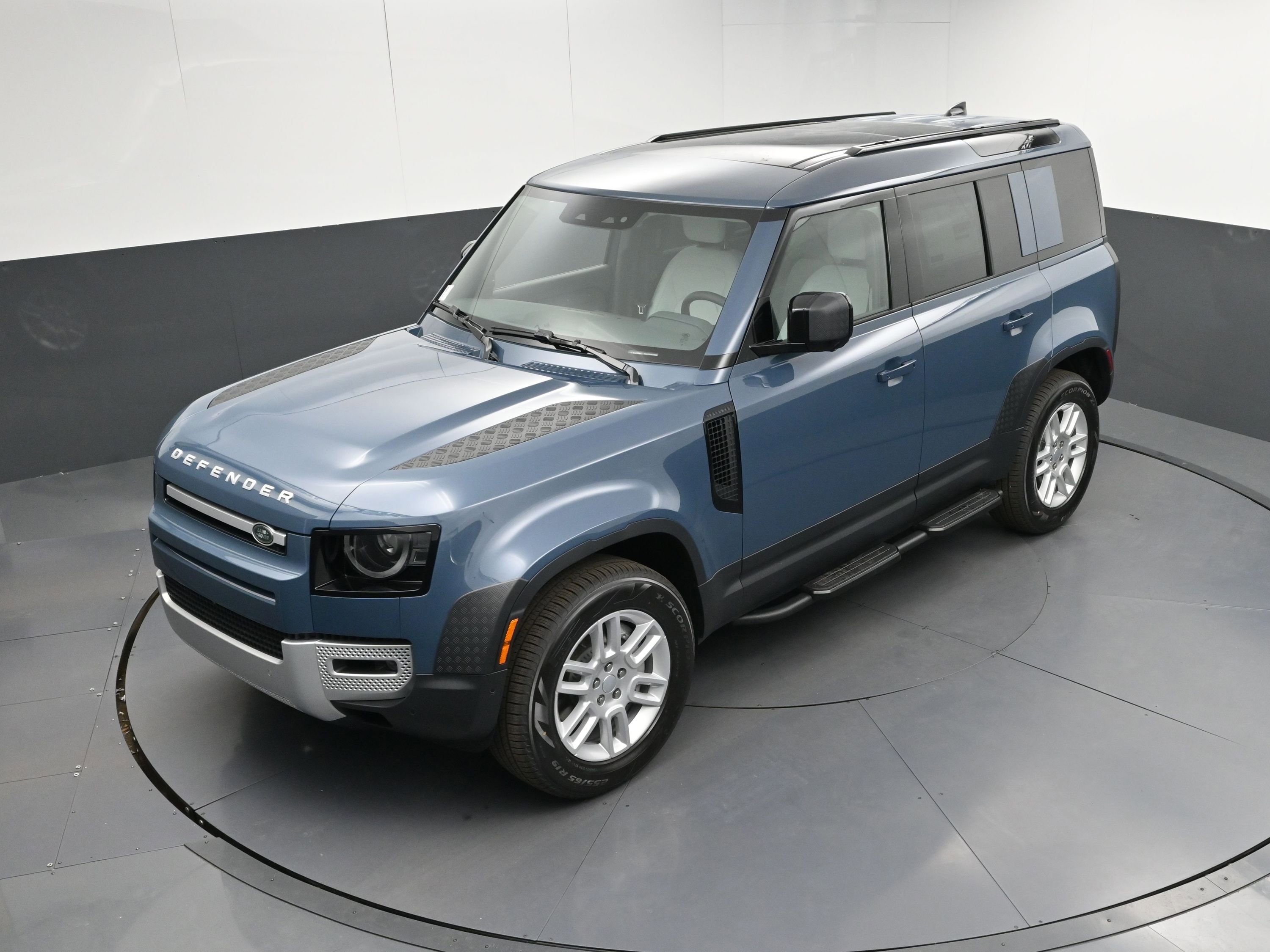 Used 2025 Land Rover Defender 110 S image 30