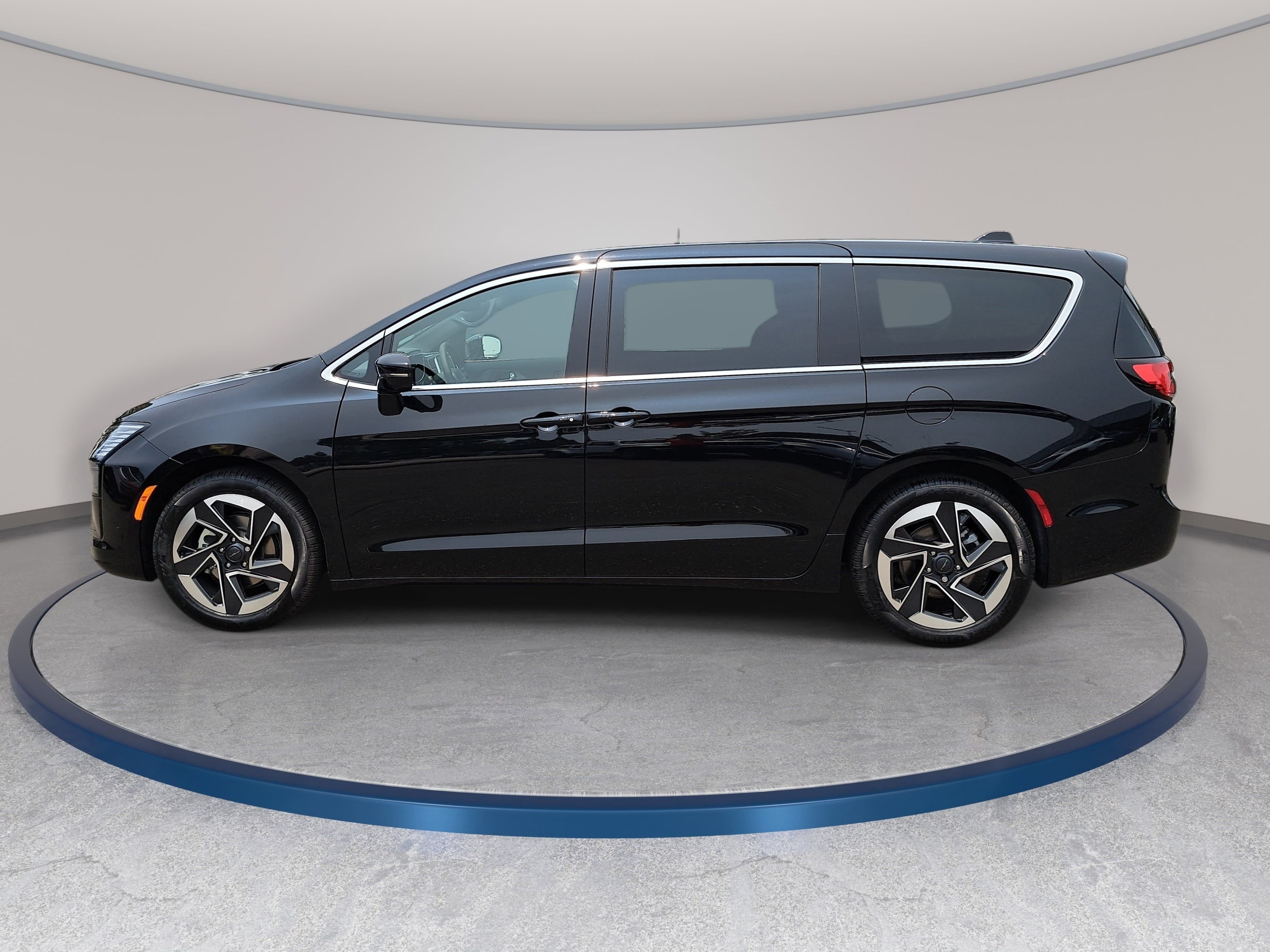 New 2027 Chrysler Pacifica Limited FWD image 8