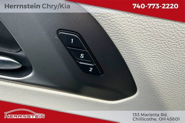 Used 2021 Chrysler Pacifica Touring-L image 15
