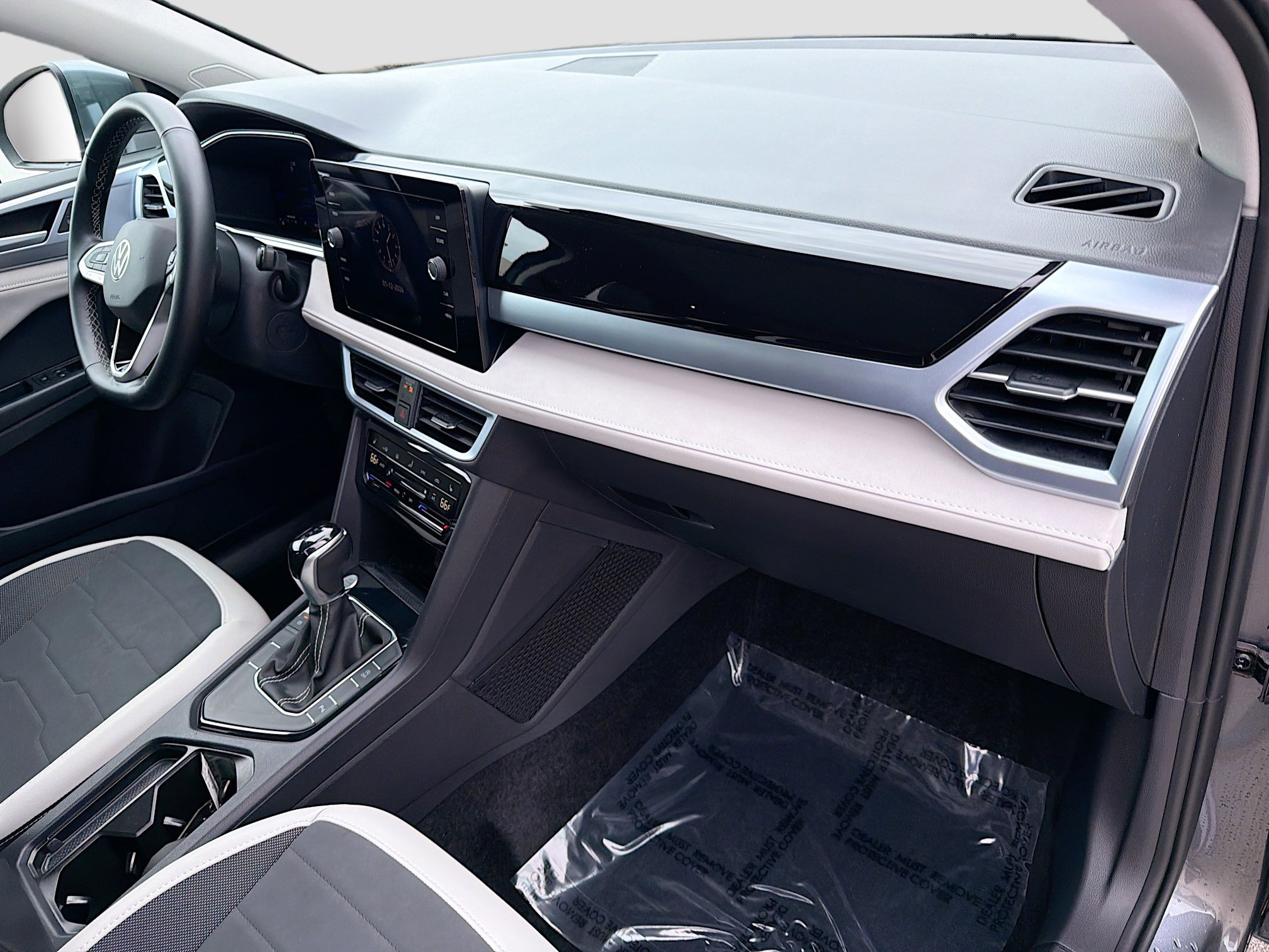 Certified 2025 Volkswagen Taos SE image 32