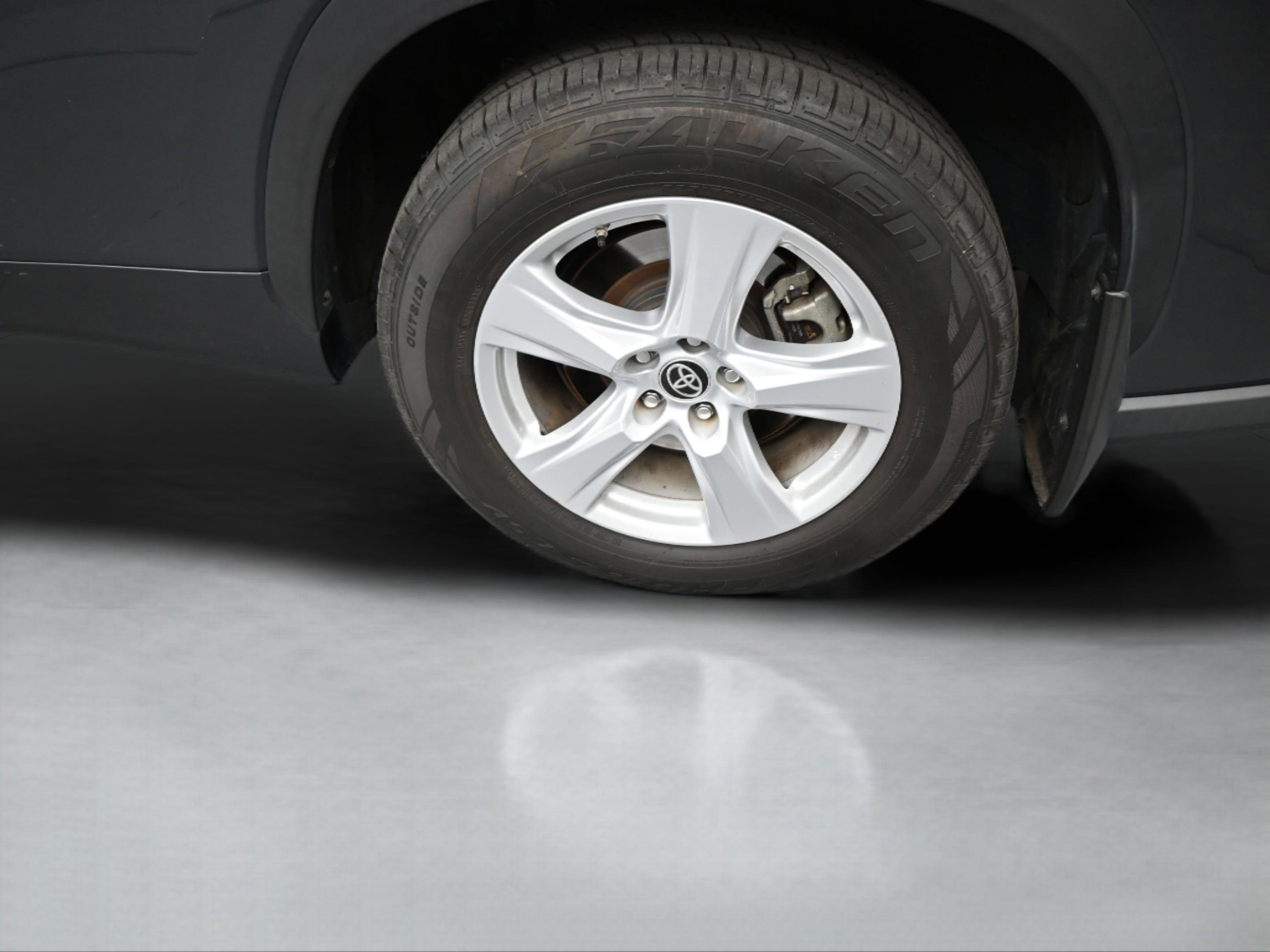 Used 2020 Toyota Highlander LE image 36