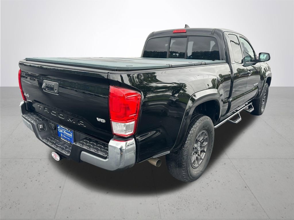 Certified 2017 Toyota Tacoma SR5 AWD/4WD image 8
