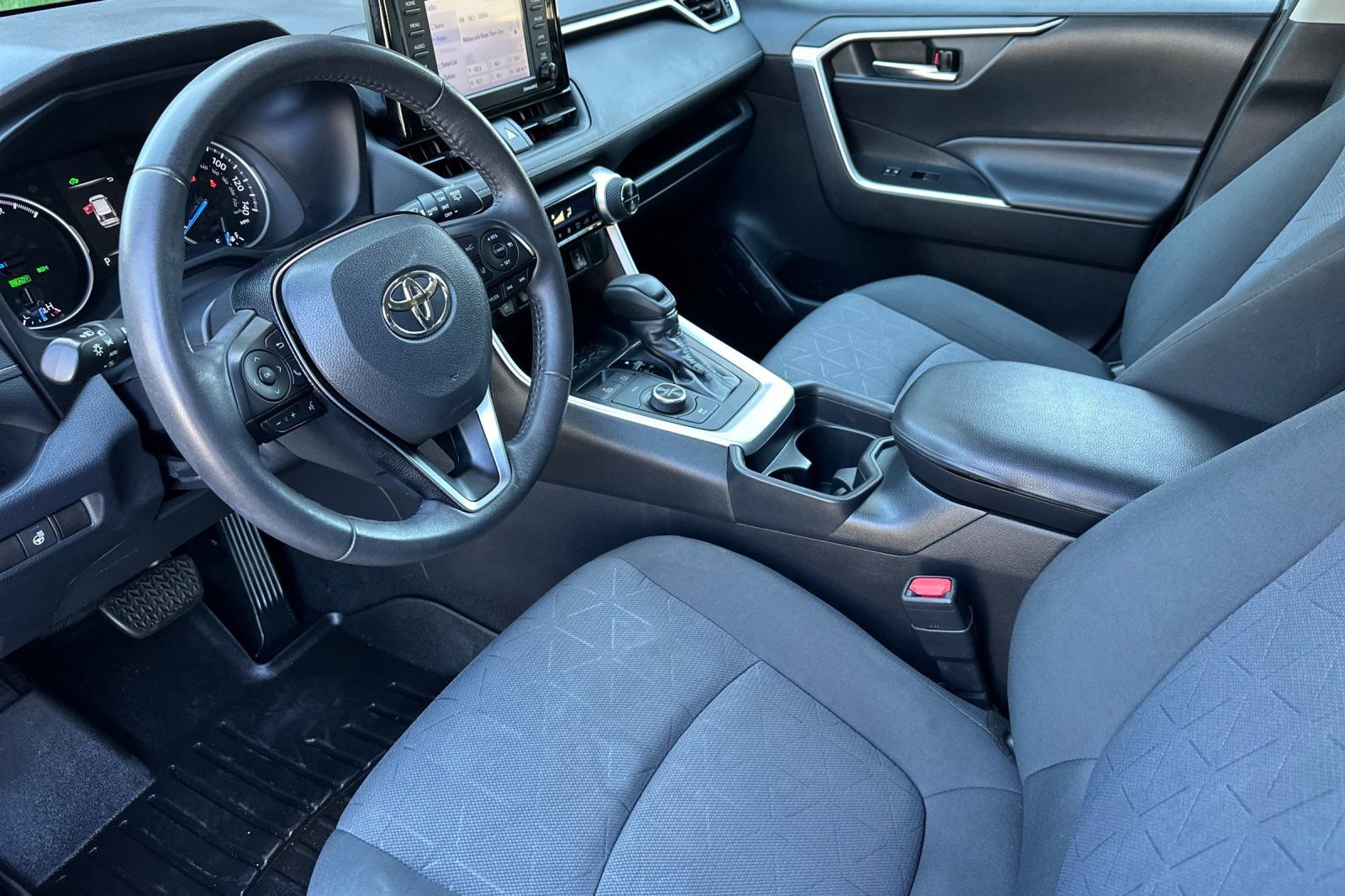 Used 2020 Toyota RAV4 XLE w/ XLE Grade Weather Package image 7