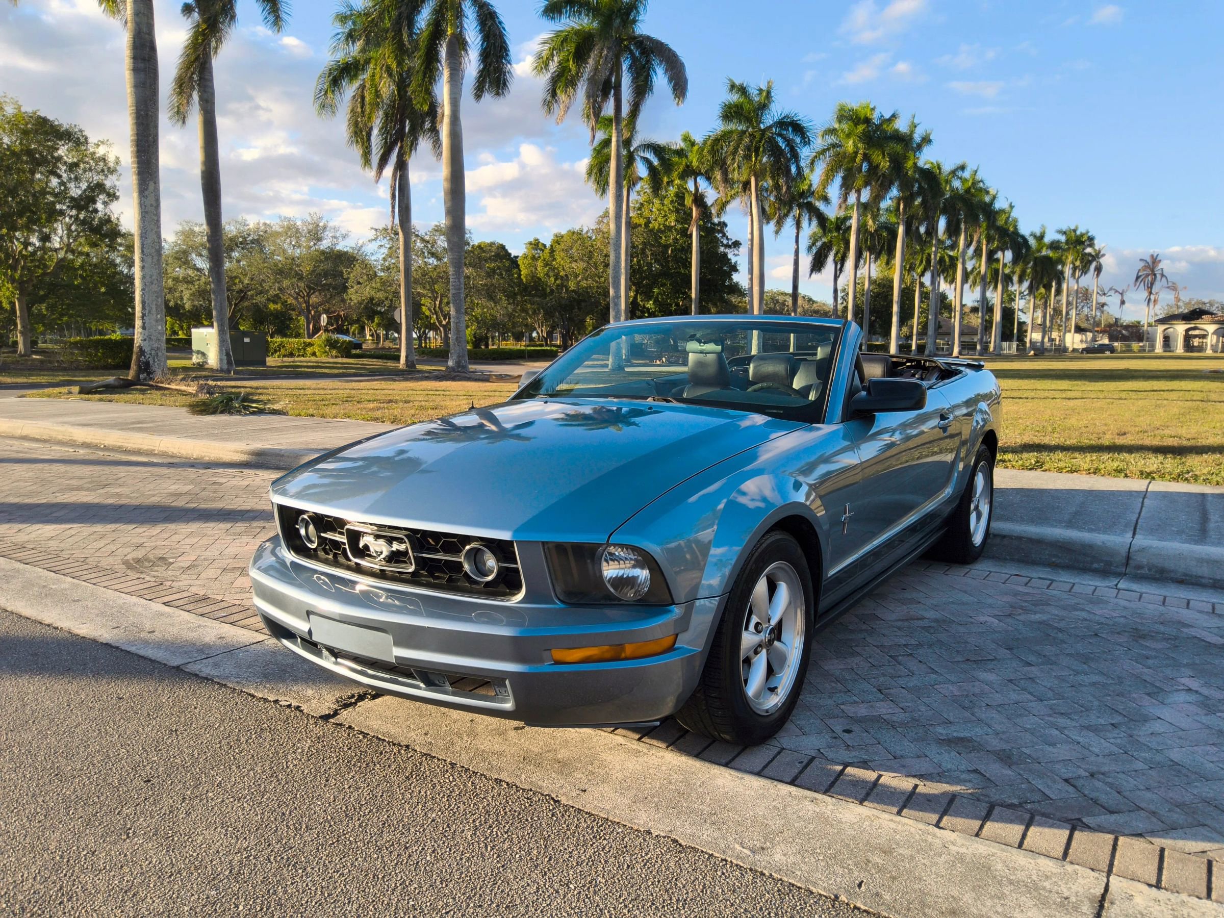 Used 2007 Ford Mustang Deluxe Convertible image 3