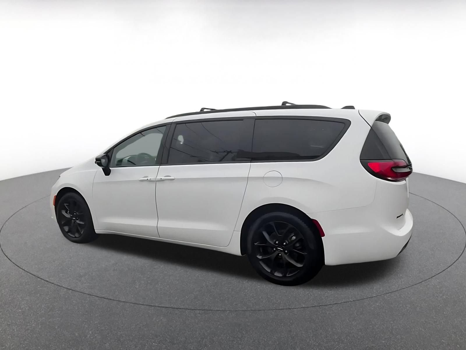 Used 2025 Chrysler Pacifica Limited FWD image 10
