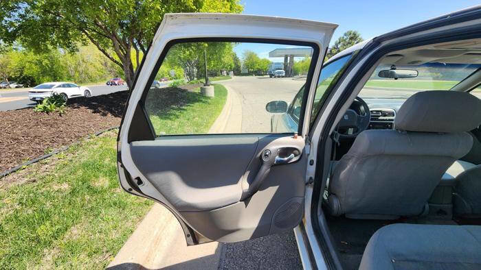 Used 2003 Saturn L-Series L200 w/ Sport Pkg FWD image 24