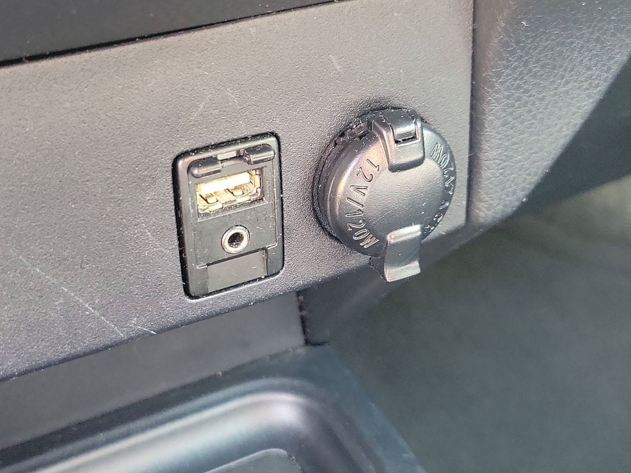 Used 2018 Toyota RAV4 LE FWD image 28