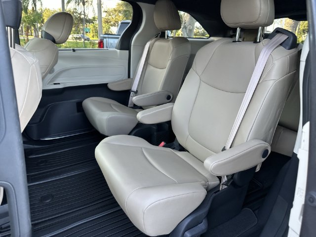 Used 2021 Toyota Sienna XLE FWD image 23