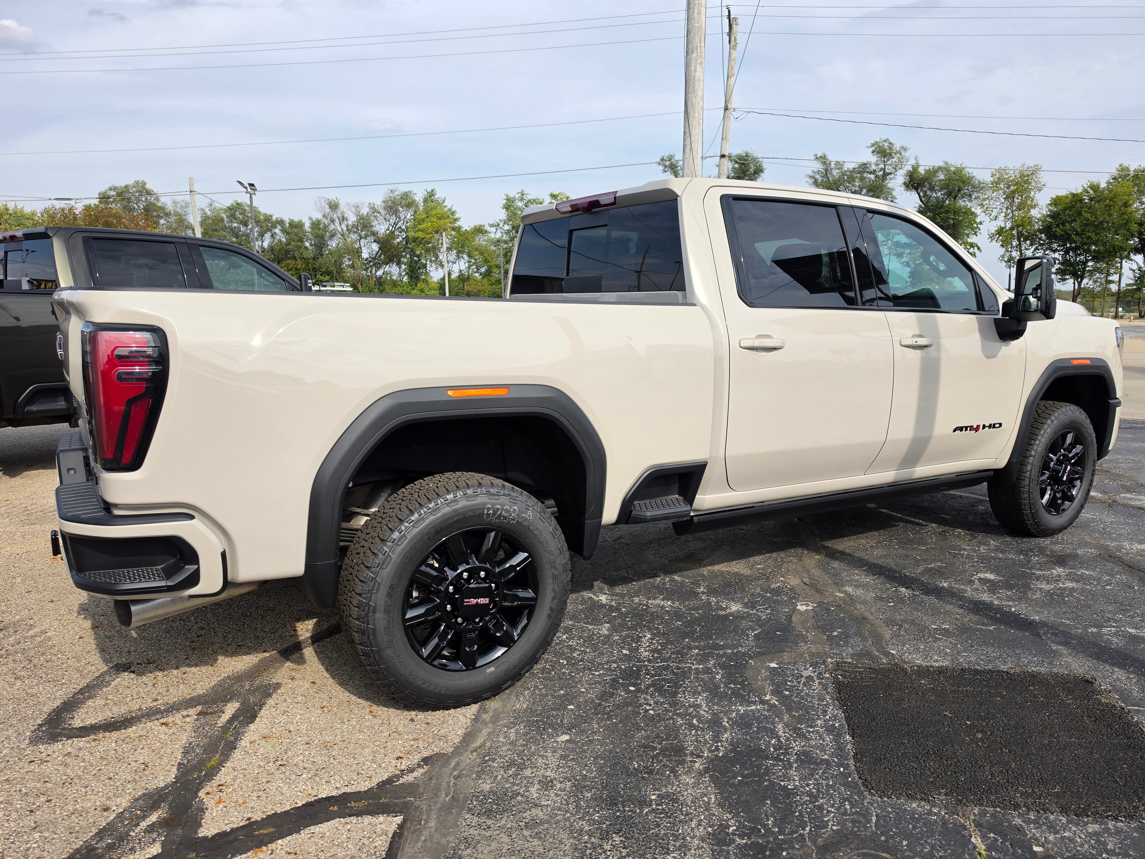 New 2026 GMC Sierra 2500 AT4 w/ AT4 Premium Plus Package AWD/4WD image 4