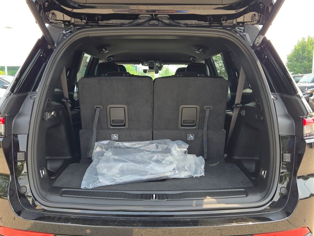 New 2025 Jeep Grand Cherokee L Laredo image 16