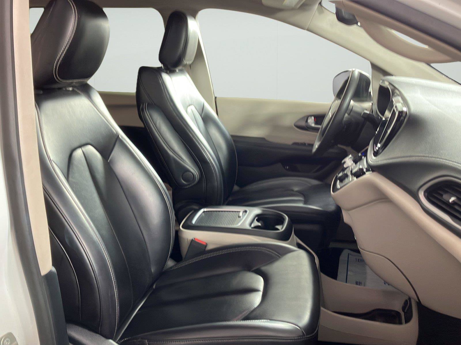 Used 2023 Chrysler Pacifica Touring-L FWD image 13
