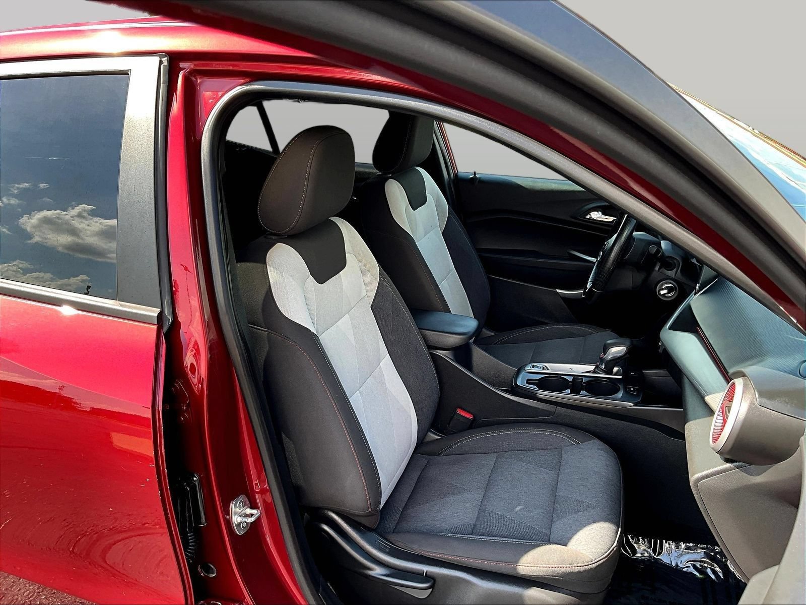 Used 2024 Chevrolet Trax RS FWD image 31