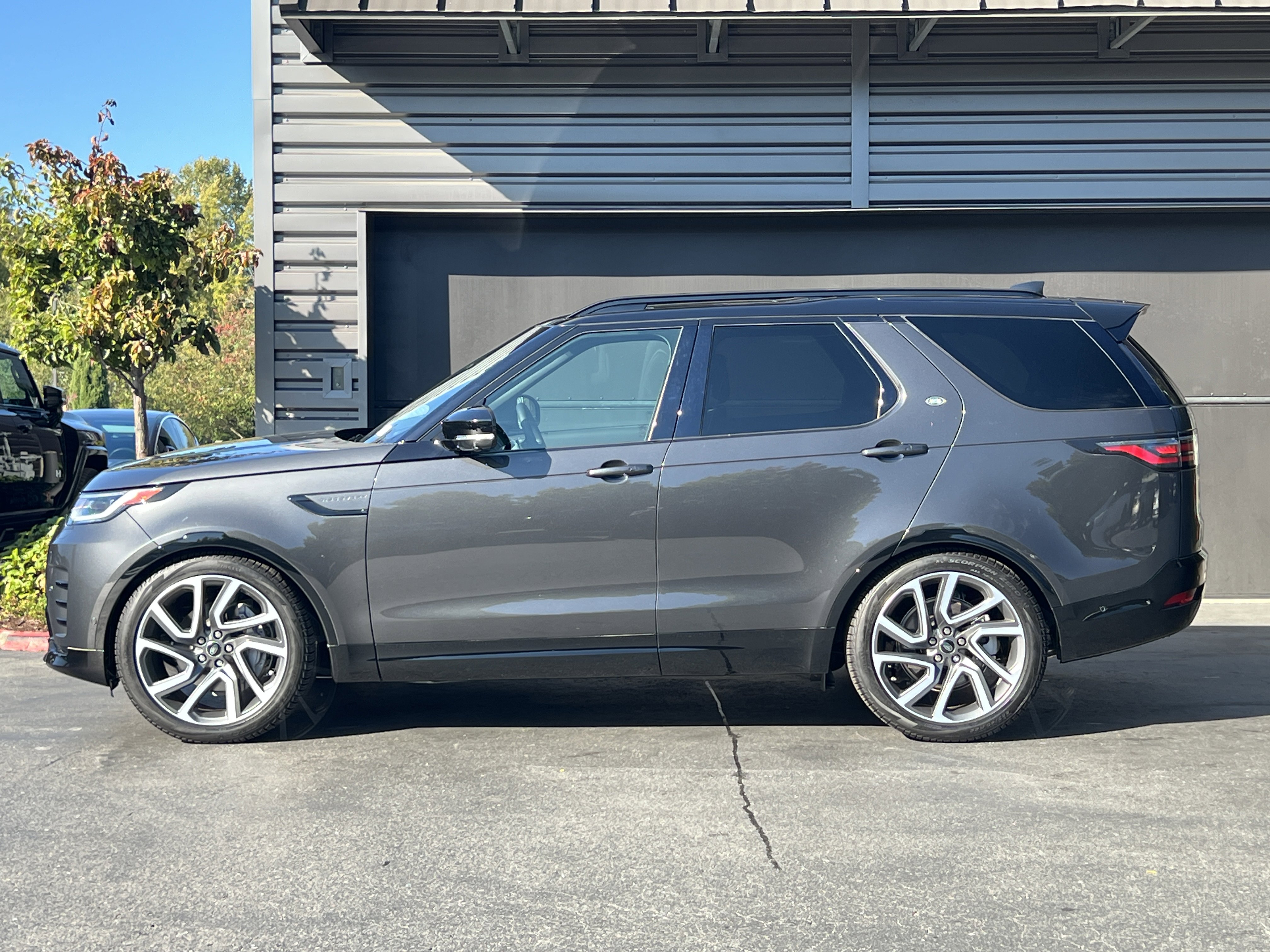 New 2024 Land Rover Discovery Dynamic SE image 5