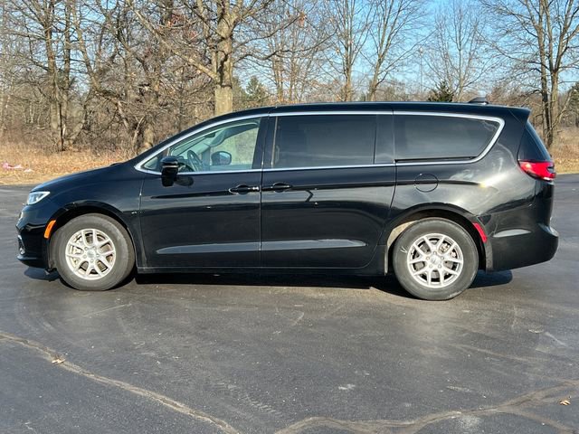 Used 2024 Chrysler Pacifica Touring-L image 14