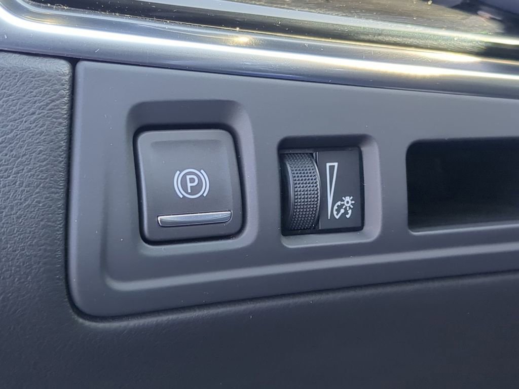 Used 2025 Cadillac XT6 Premium Luxury image 18