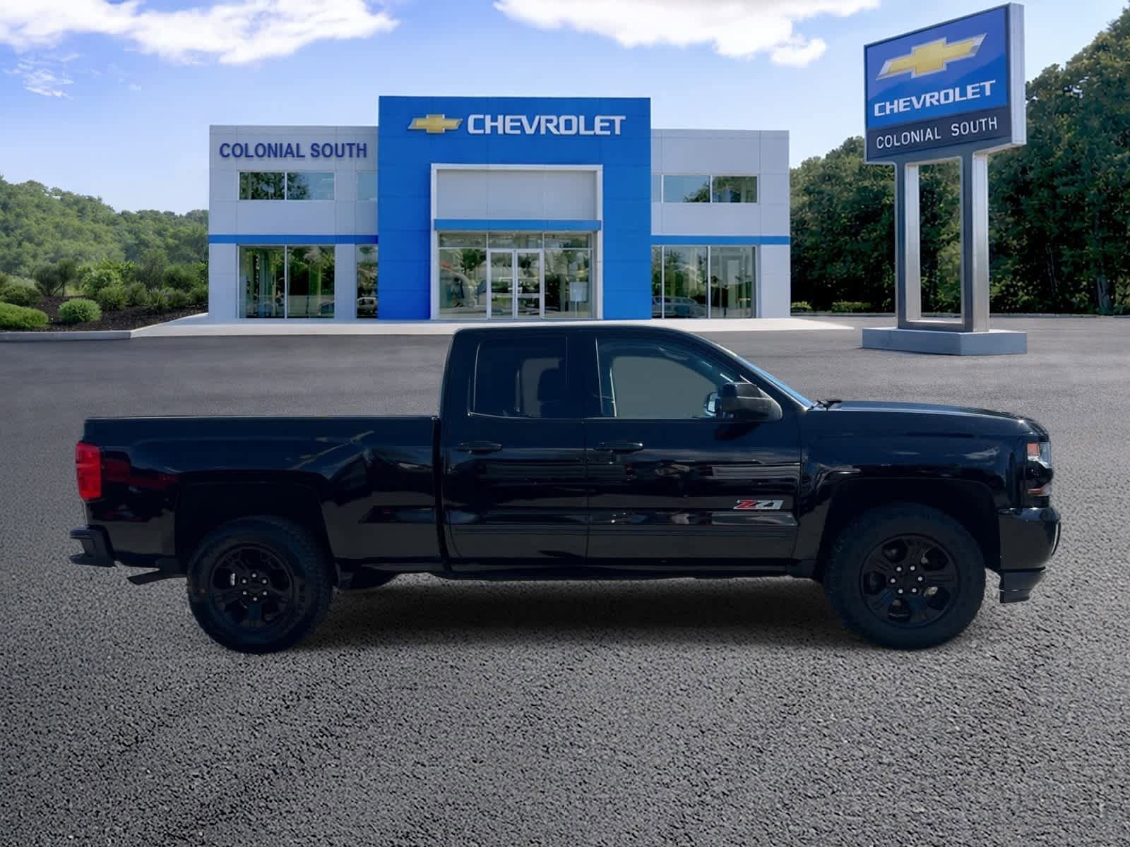 Used 2017 Chevrolet Silverado 1500 LT w/ Midnight Edition AWD/4WD image 7