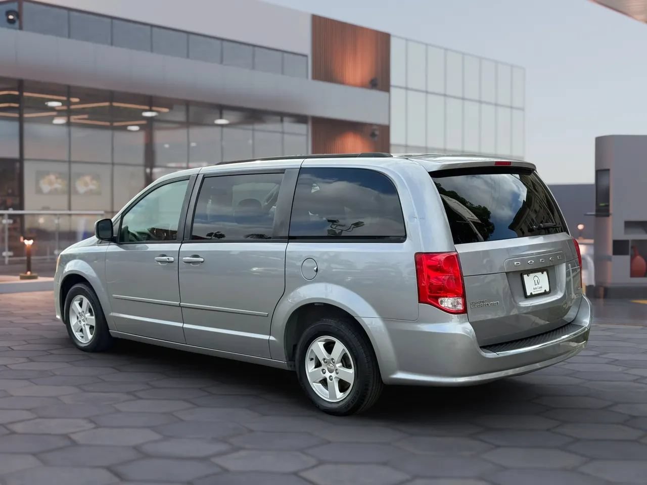 Used 2013 Dodge Grand Caravan SXT FWD image 4