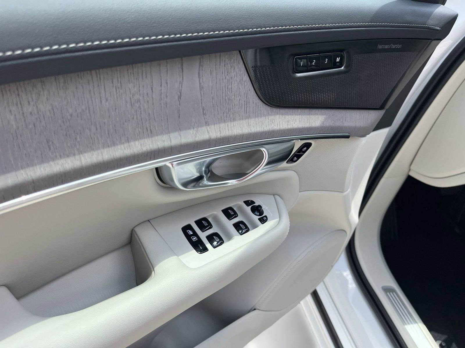 New 2026 Volvo XC90 T8 Ultra w/ Protection Package image 24