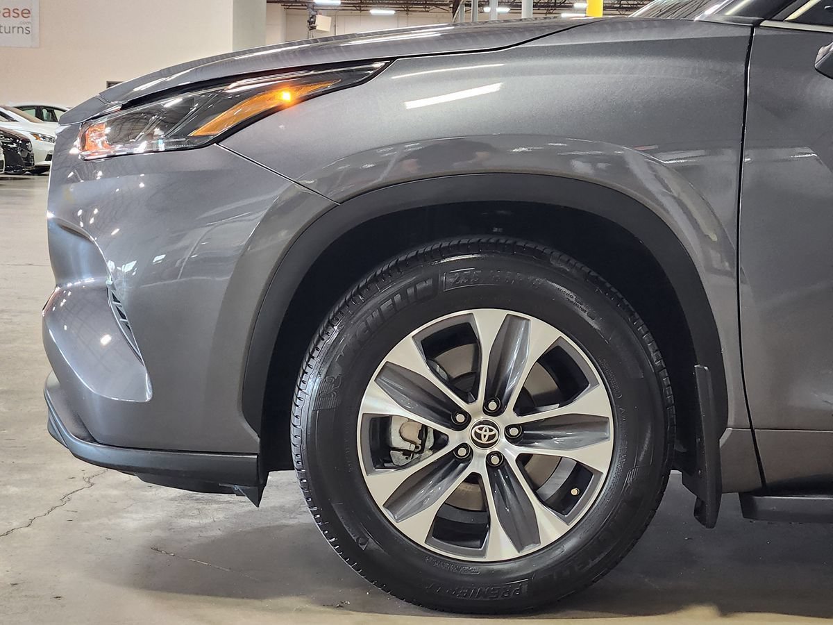 Used 2024 Toyota Highlander XLE FWD image 5