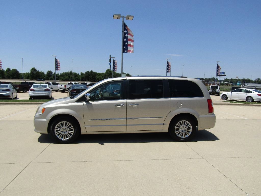 Used 2014 Chrysler Town & Country Limited w/ Luxury Group image 8