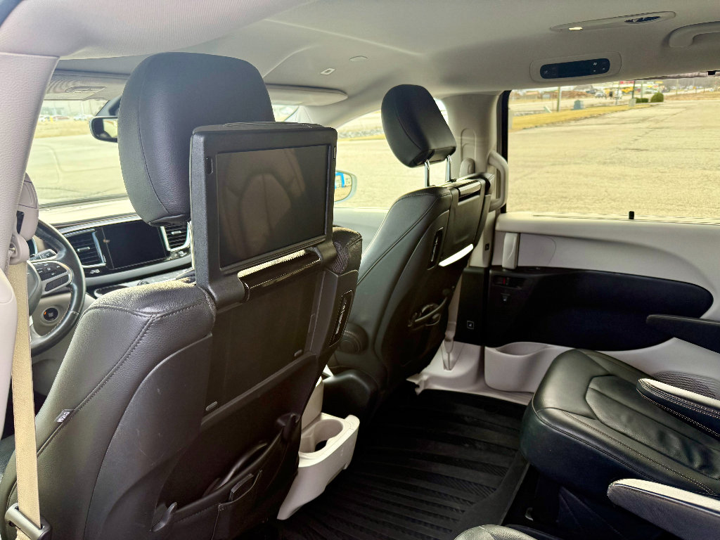 Used 2019 Chrysler Pacifica Touring-L Plus w/ Tire & Wheel Group image 26