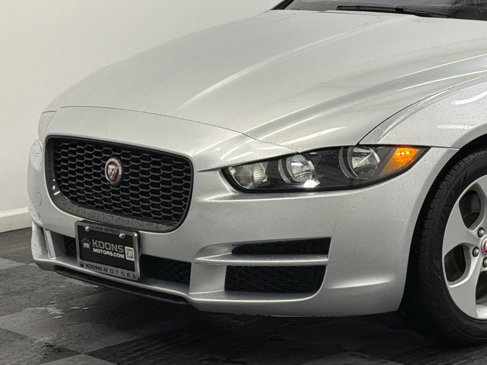 Used 2018 Jaguar XE Premium image 2