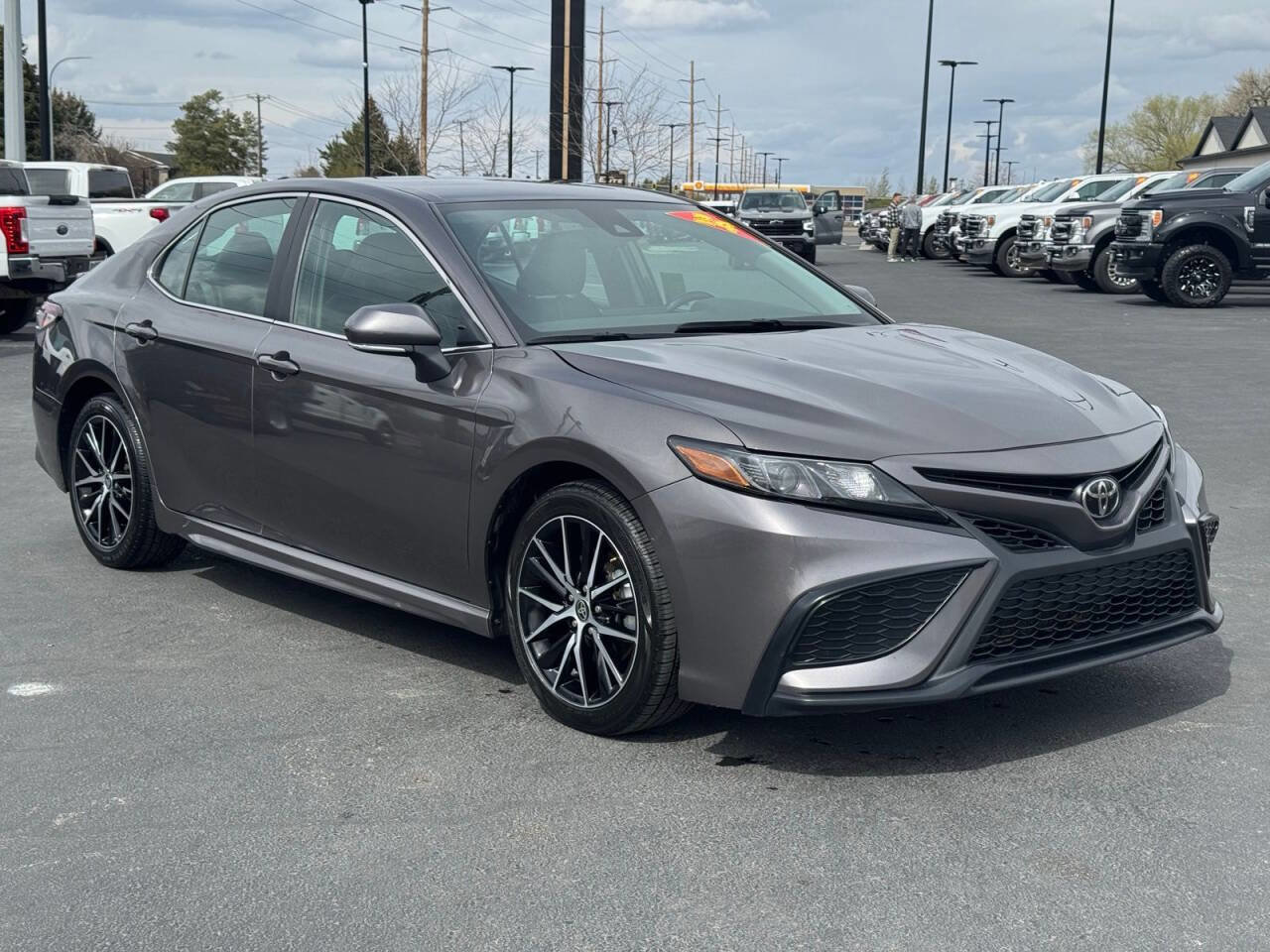 Used 2024 Toyota Camry SE FWD image 3