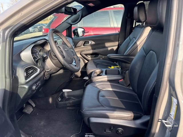 Used 2025 Chrysler Pacifica Select image 22