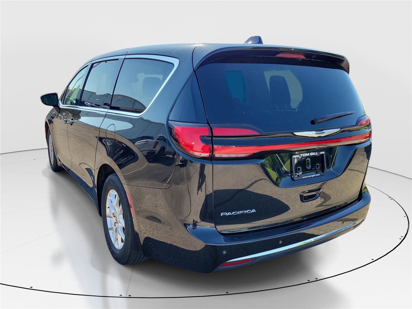 Used 2023 Chrysler Pacifica Touring-L FWD image 3