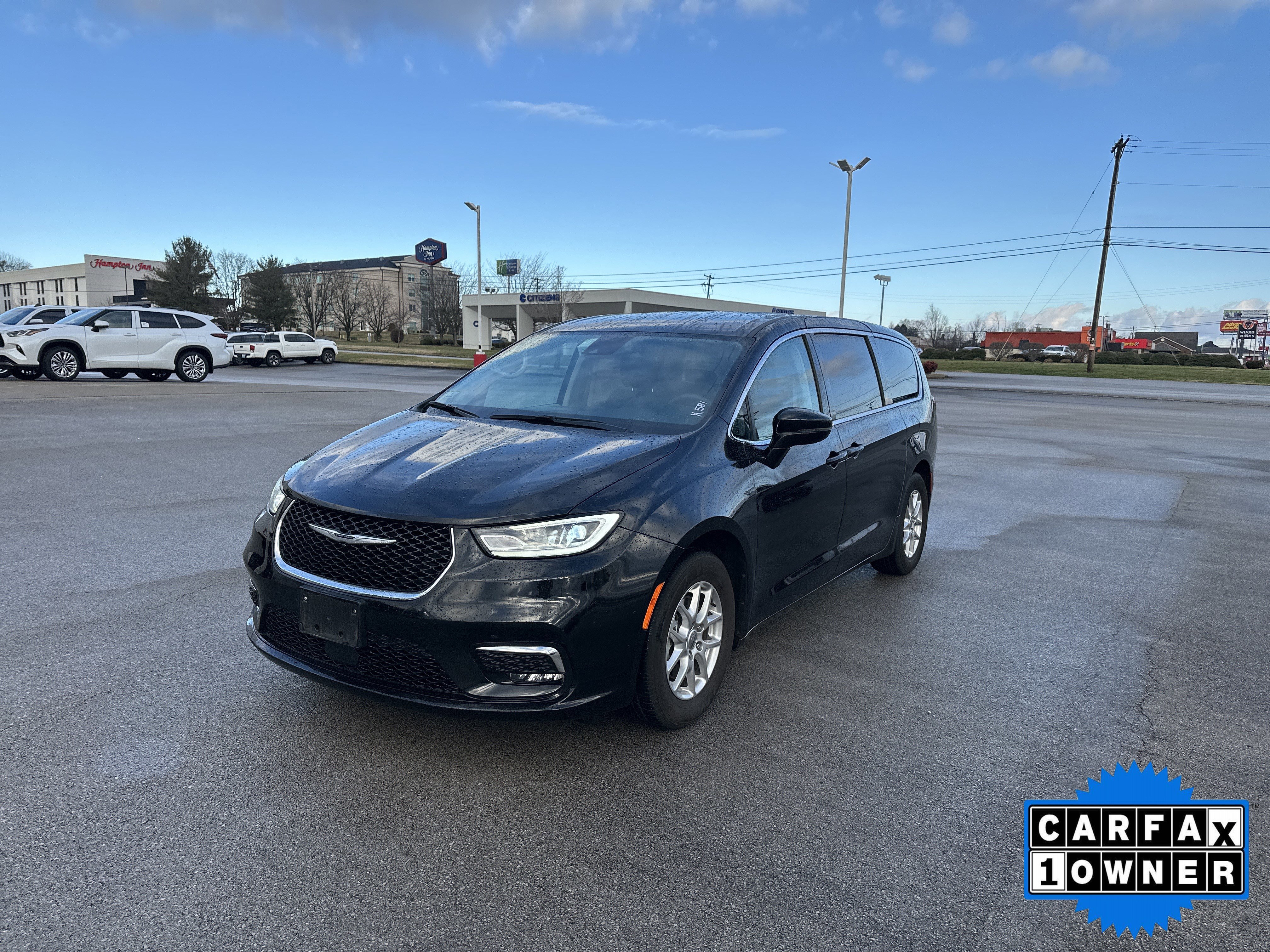 Used 2024 Chrysler Pacifica Touring-L image 2