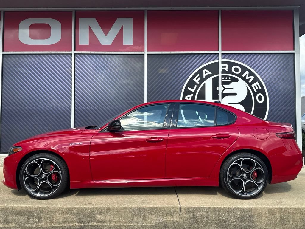Used 2023 Alfa Romeo Giulia Veloce AWD/4WD image 15