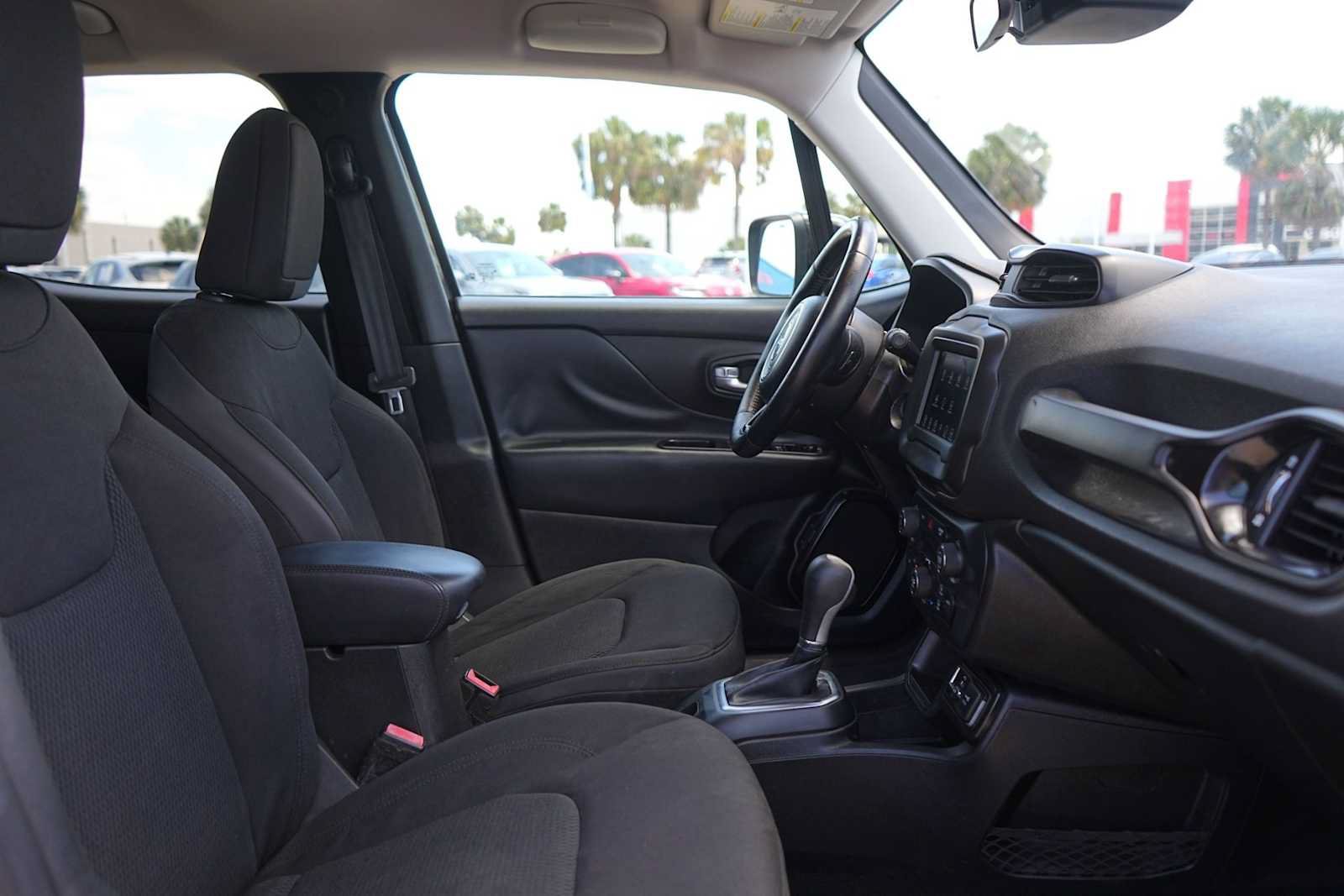 Used 2018 Jeep Renegade Altitude FWD image 15