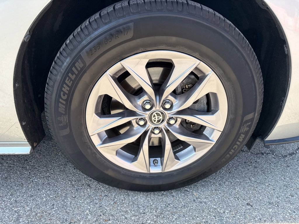 Used 2021 Toyota Sienna LE FWD image 16
