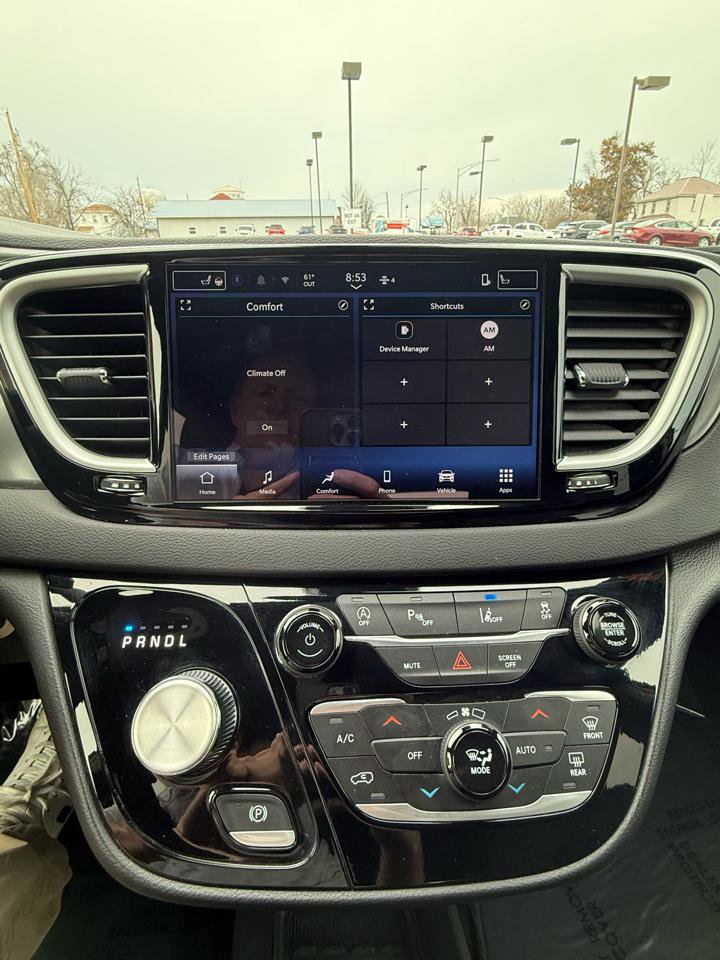 Used 2025 Chrysler Pacifica Select image 18