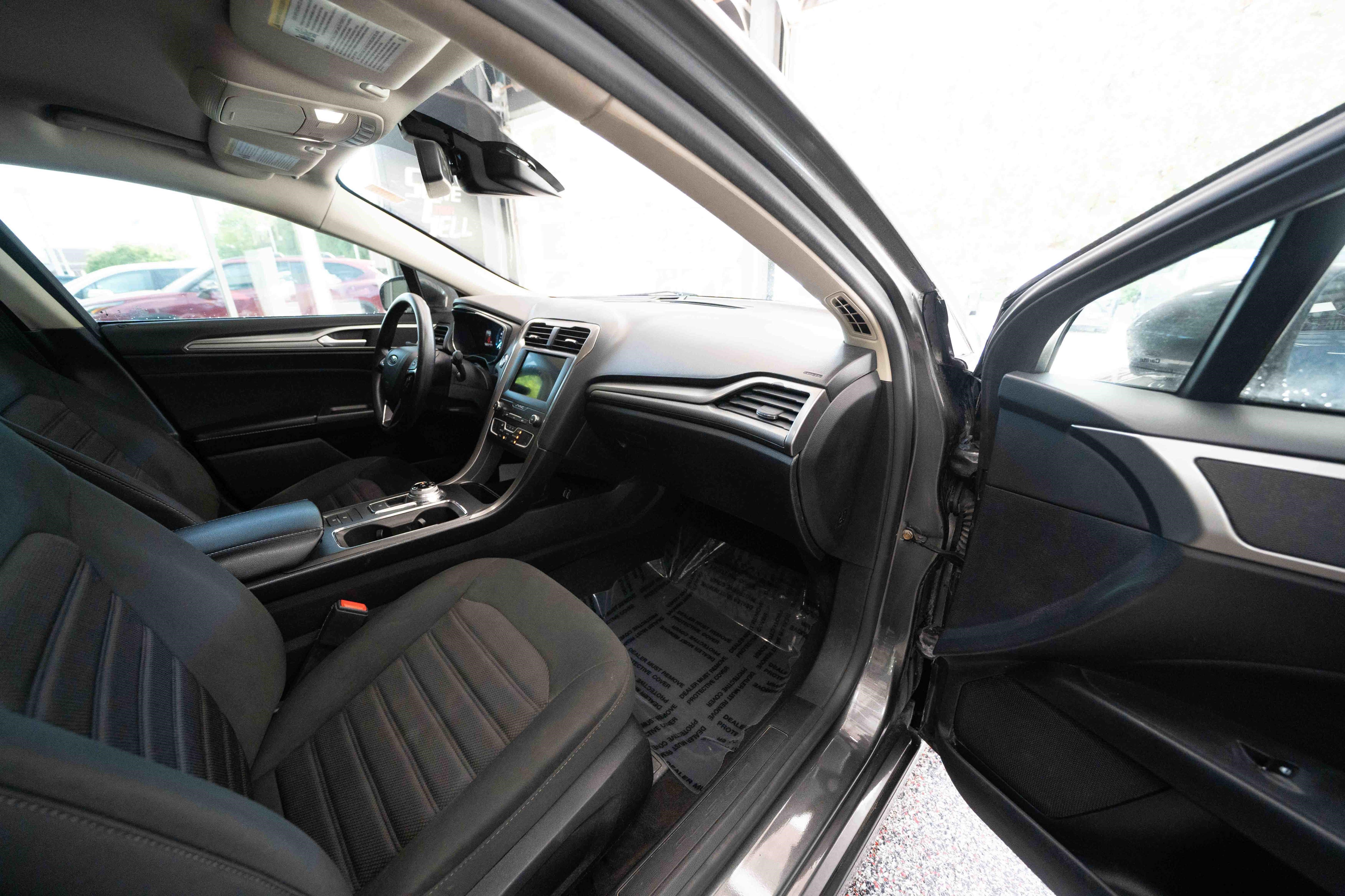 Used 2020 Ford Fusion SE FWD image 25