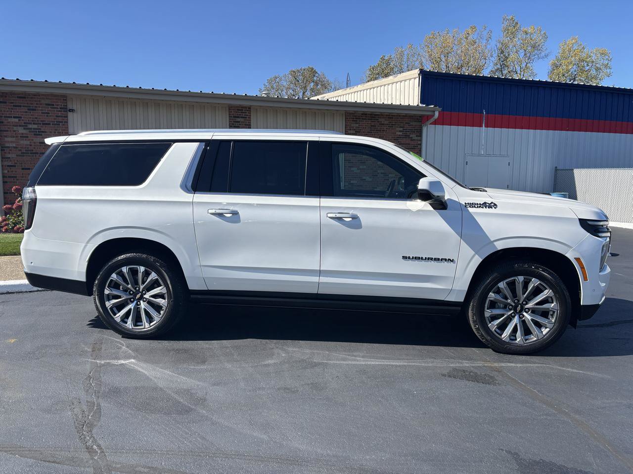 Used 2025 Chevrolet Suburban High Country AWD/4WD image 2