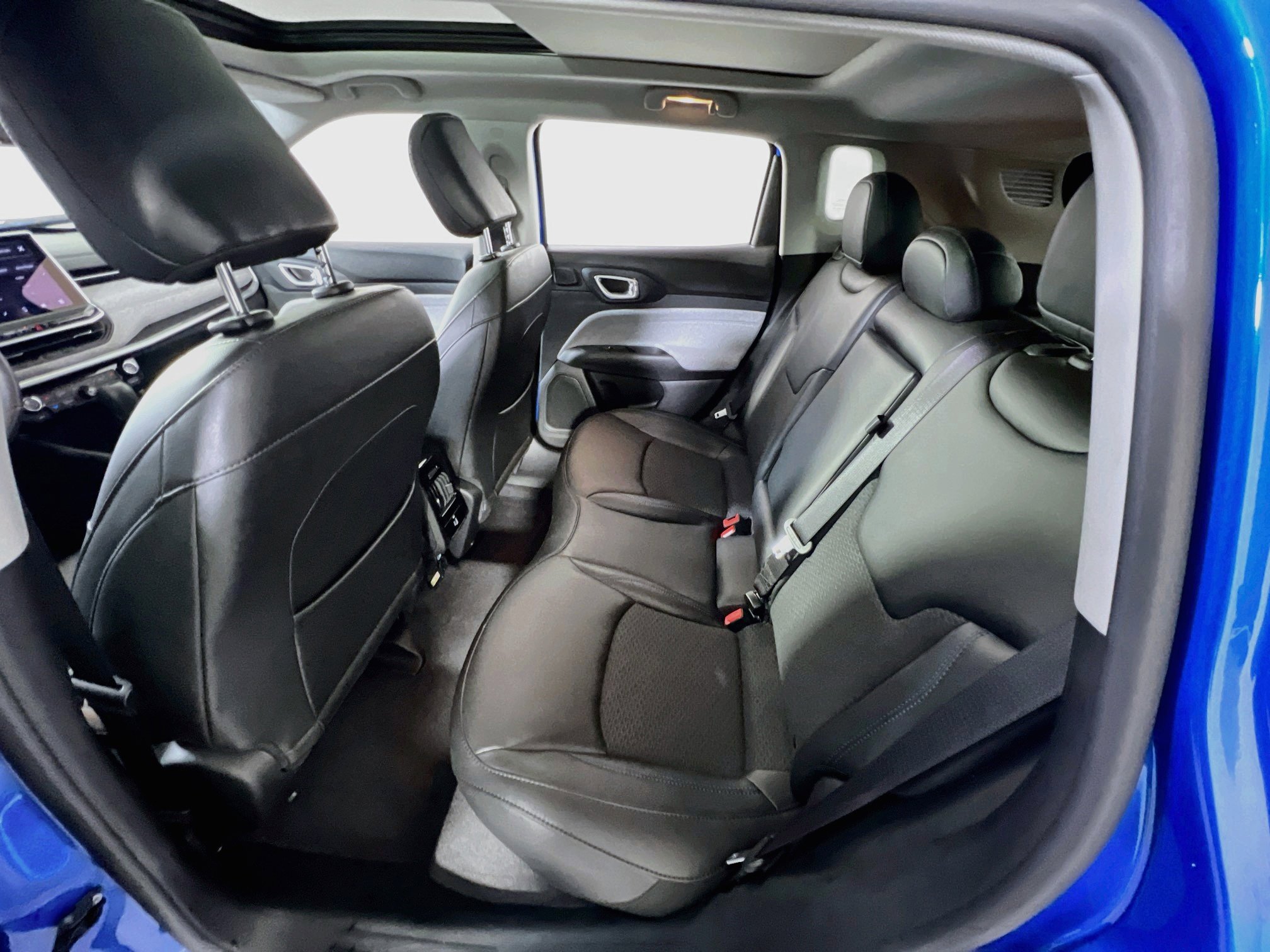 Used 2022 Jeep Compass Latitude w/ Sun and Sound Group AWD/4WD image 22