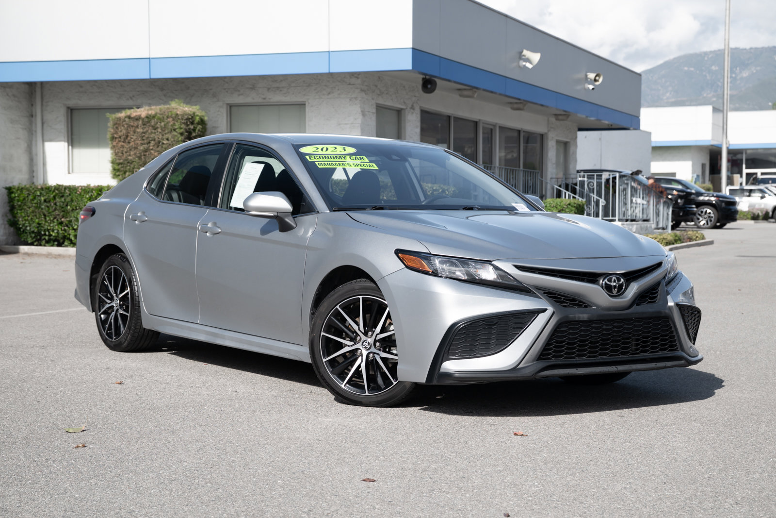 Used 2023 Toyota Camry SE image 1