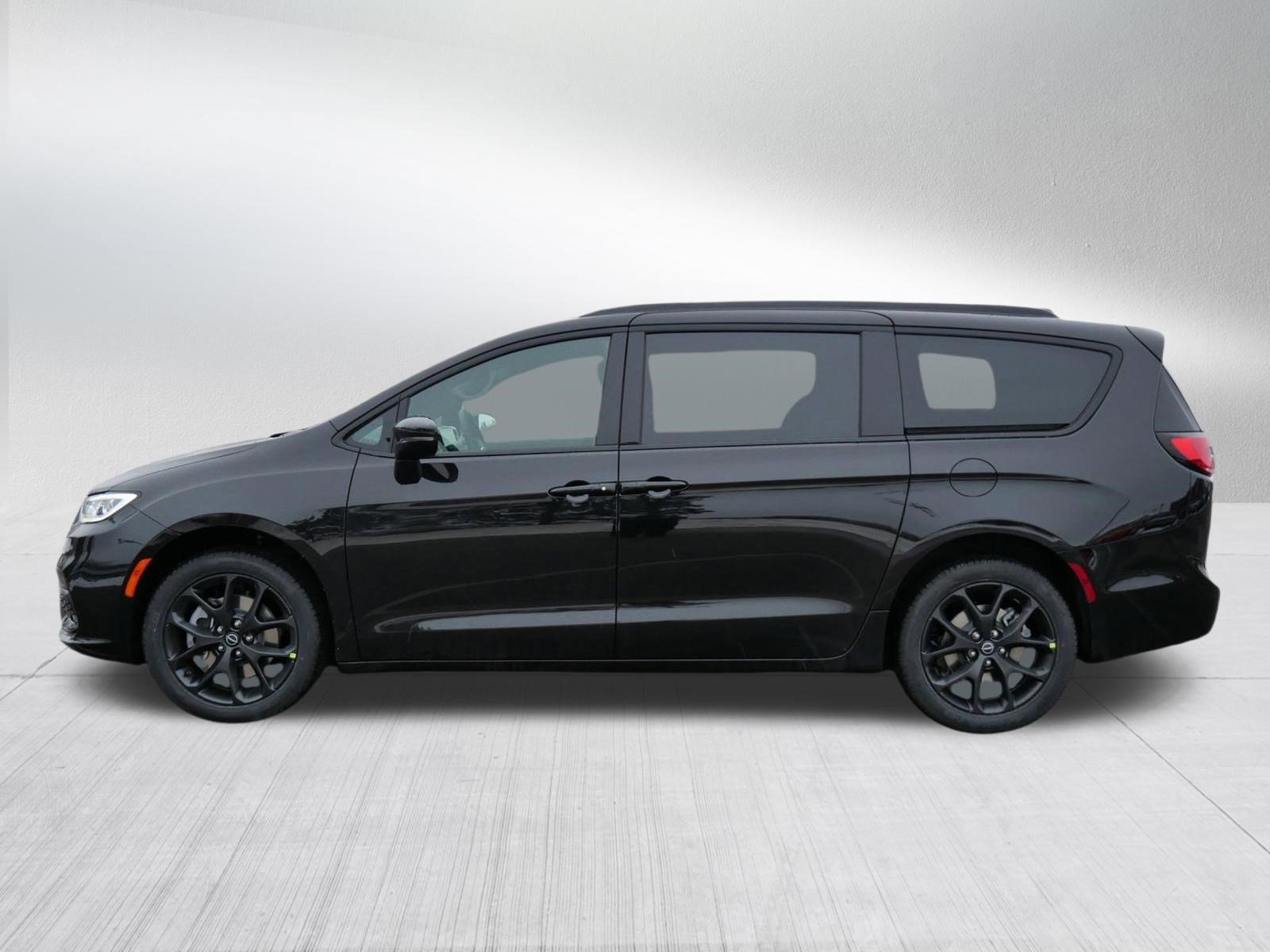 New 2026 Chrysler Pacifica Select AWD/4WD image 4