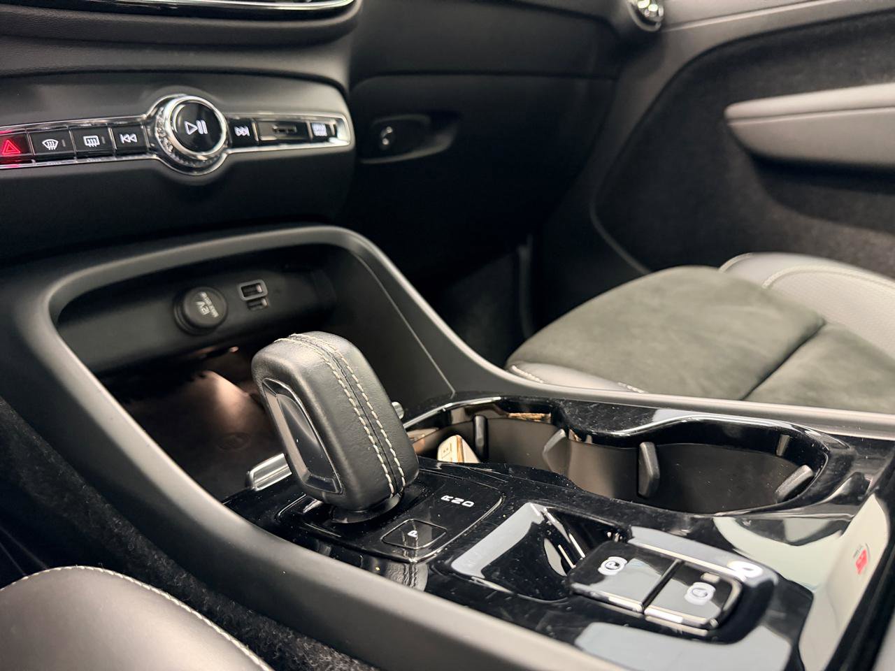 Used 2021 Volvo XC40 T4 R-Design w/ Advanced Package image 38