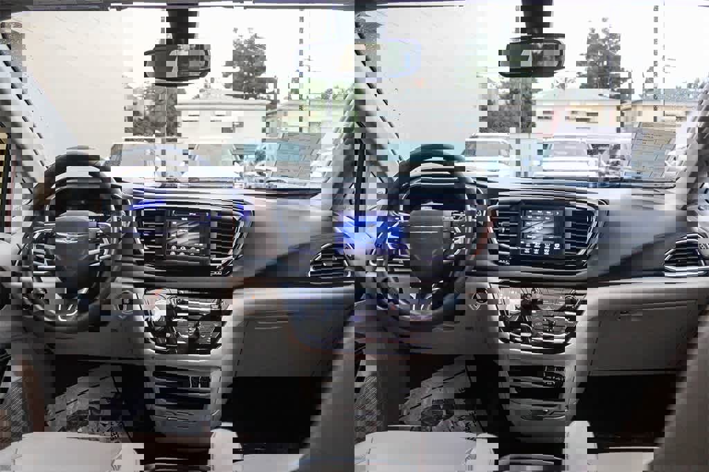 Used 2021 Chrysler Voyager Lxi image 17