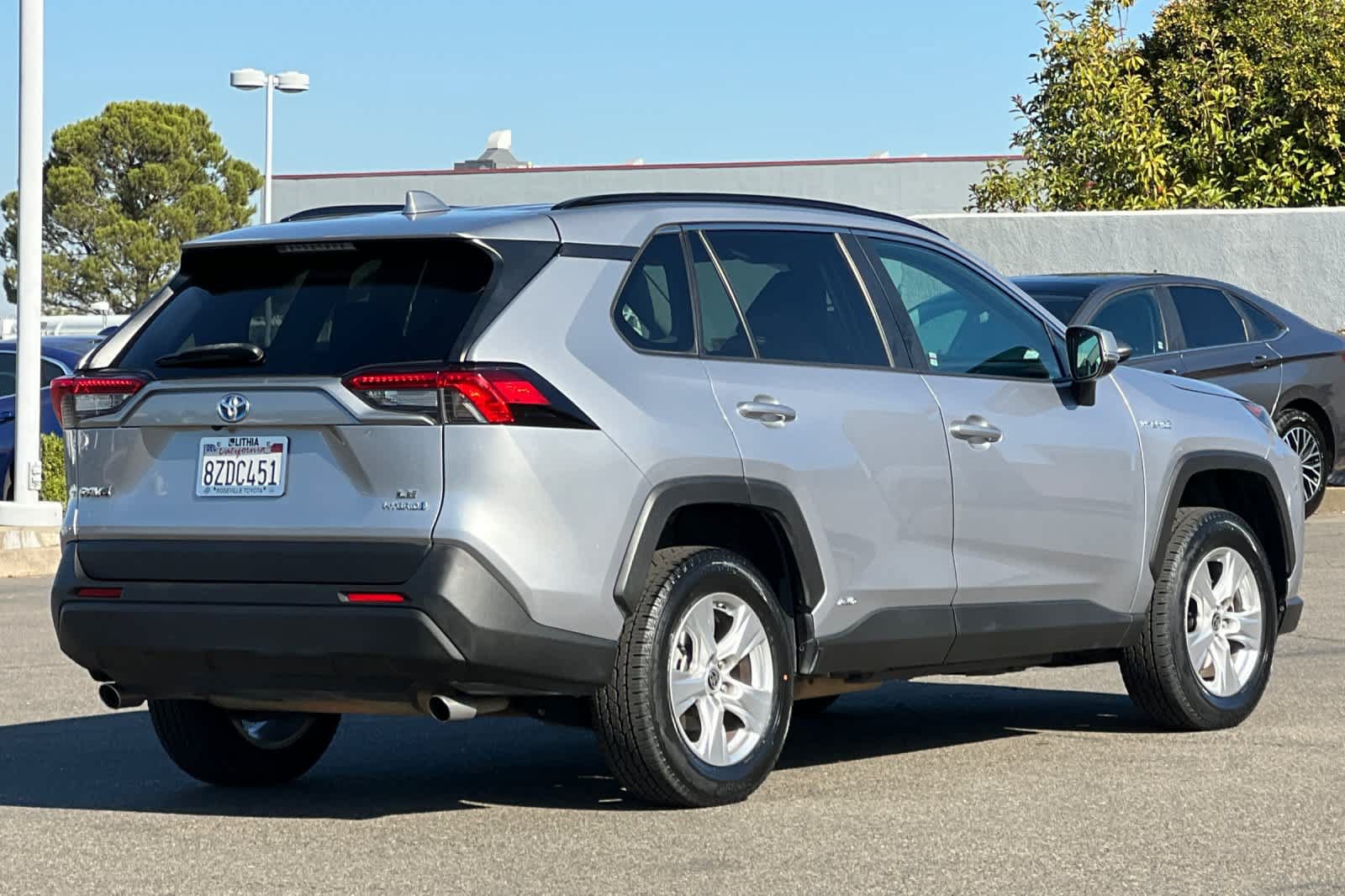 Used 2021 Toyota RAV4 LE AWD/4WD image 2