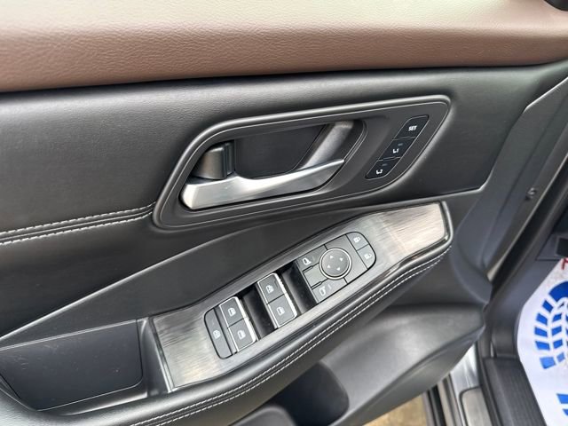 Used 2023 Nissan Rogue SL w/ SL Premium Package image 12