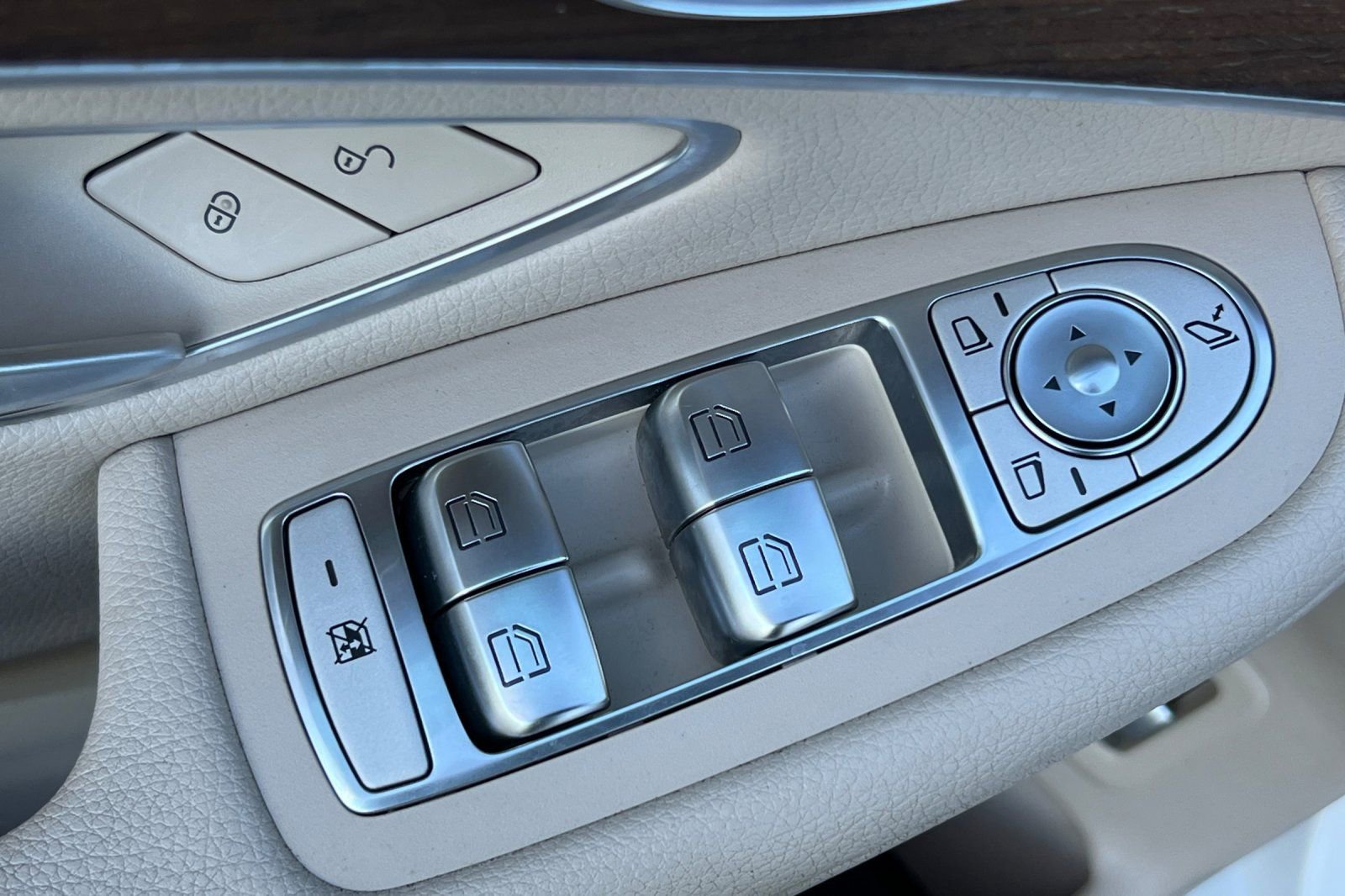 Used 2021 Mercedes-Benz GLC 300 4MATIC w/ Premium Package image 13