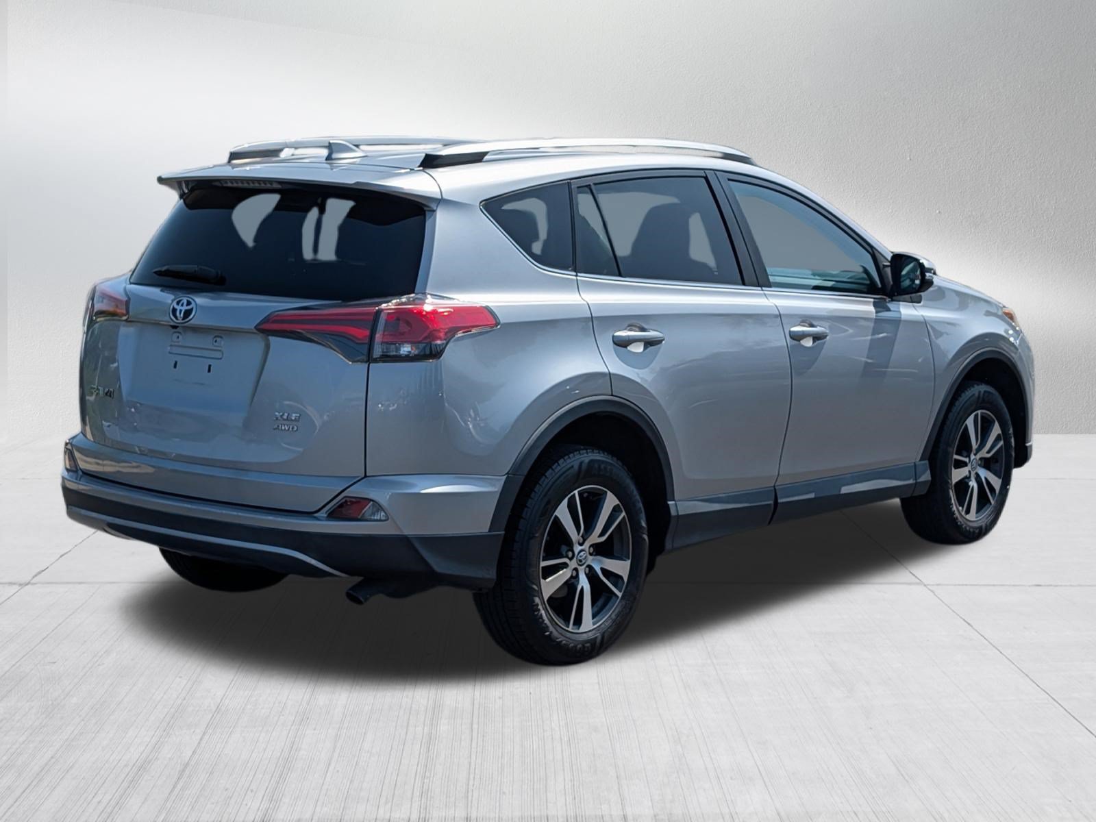 Used 2018 Toyota RAV4 XLE w/ Plus Extra Value Package AWD/4WD image 7