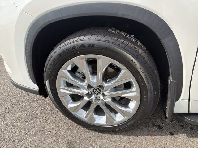 Used 2021 Toyota Highlander Limited FWD image 8