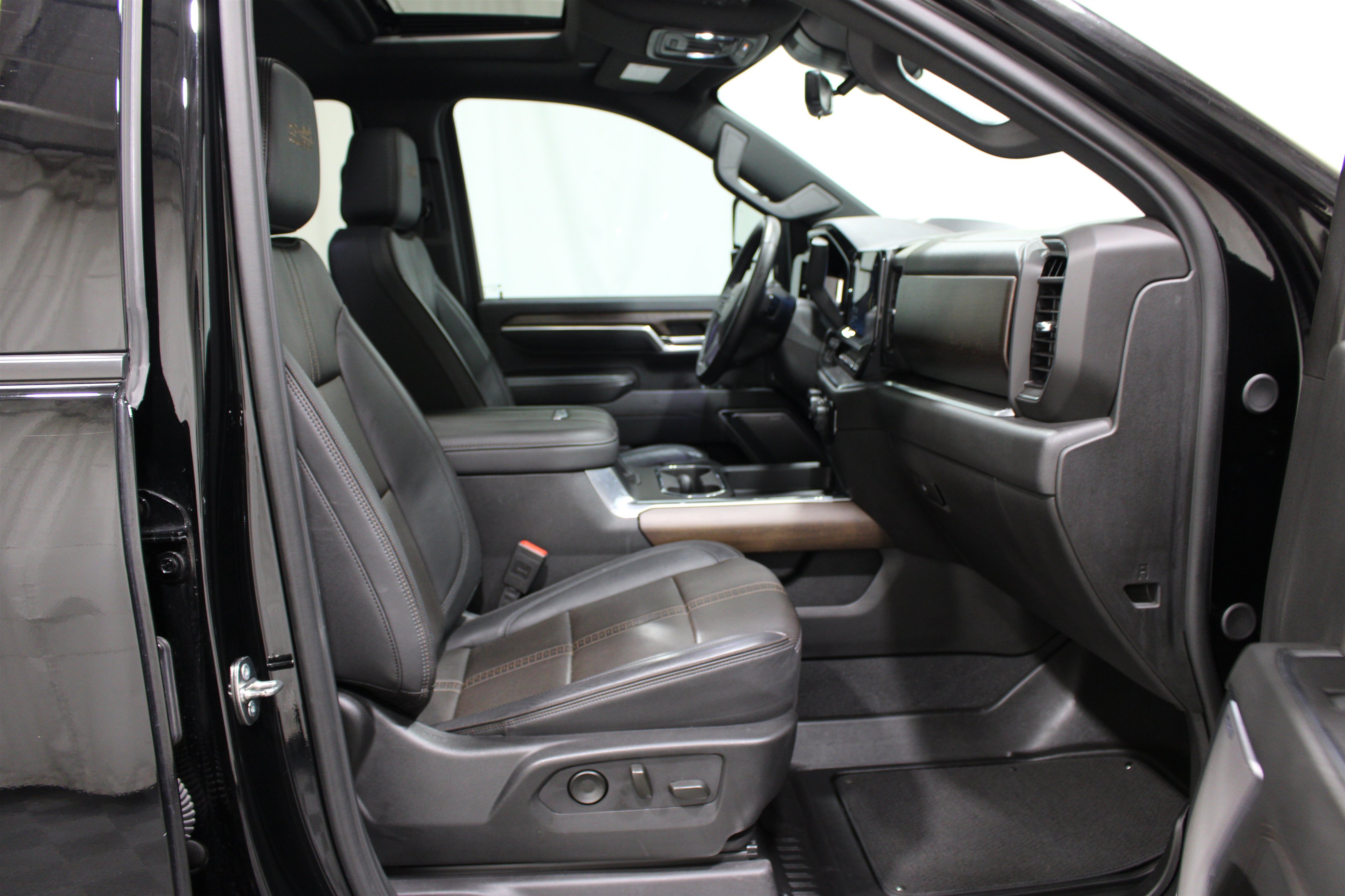 Used 2024 Chevrolet Silverado 2500 High Country w/ High Country Premium Package AWD/4WD image 24
